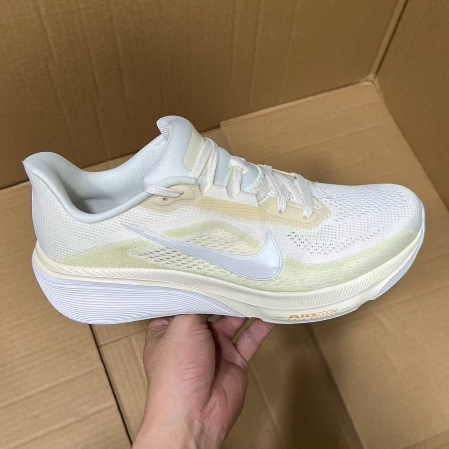 View 3 - White / Beige