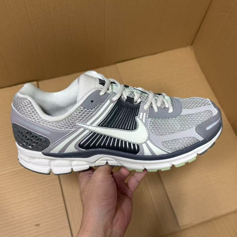View 2 - Black / Grey