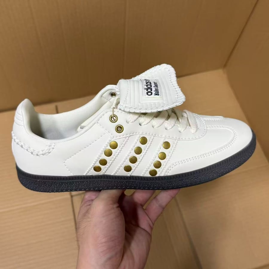 View 3 - White / Gold