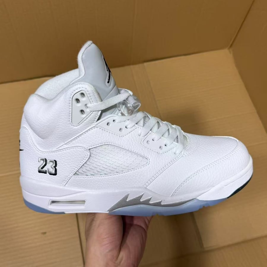 View 12 - White / Grey