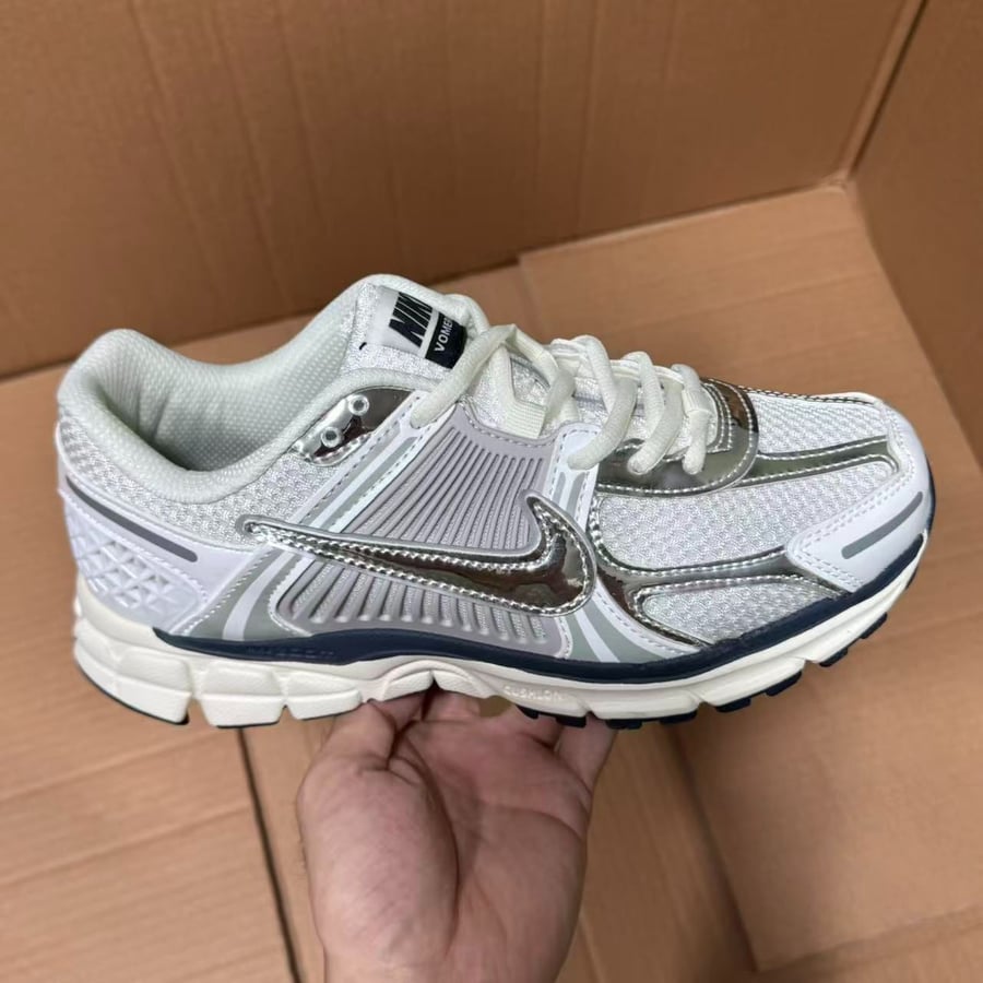 View 2 - White / Grey