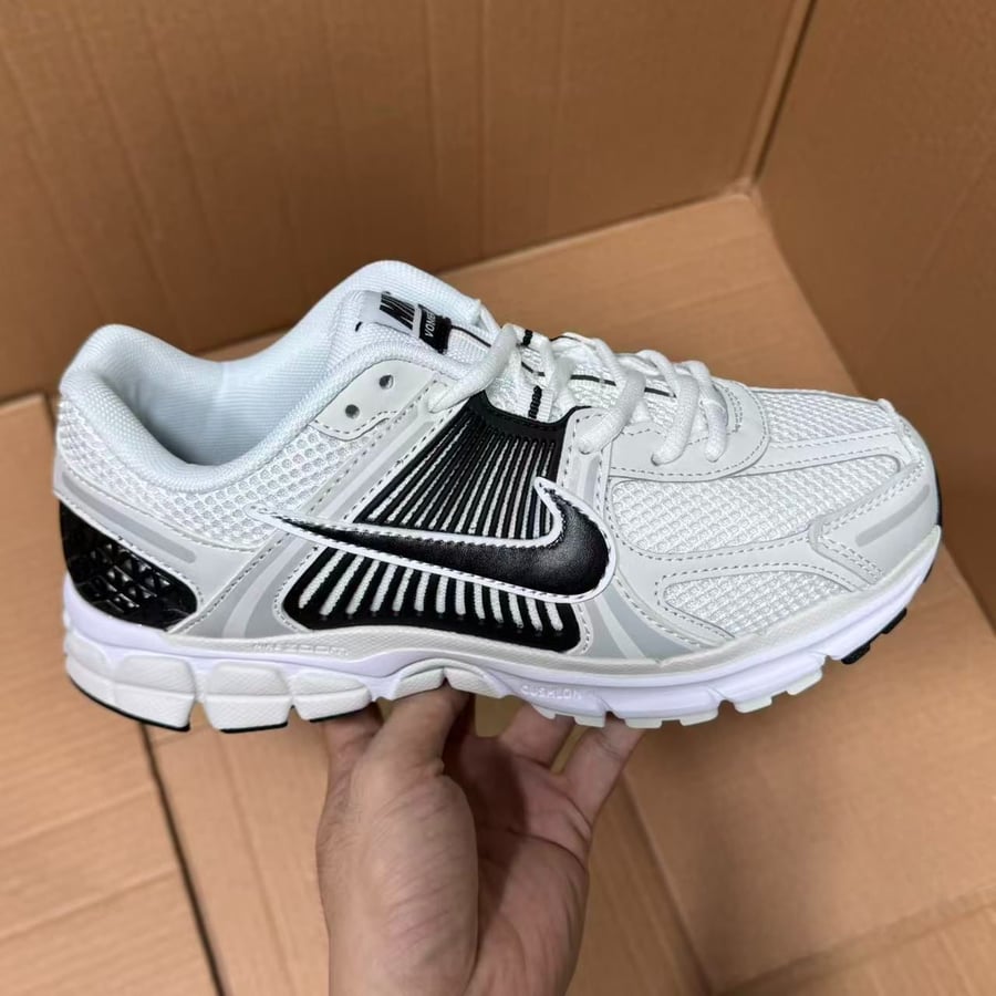 View 3 - White / Grey