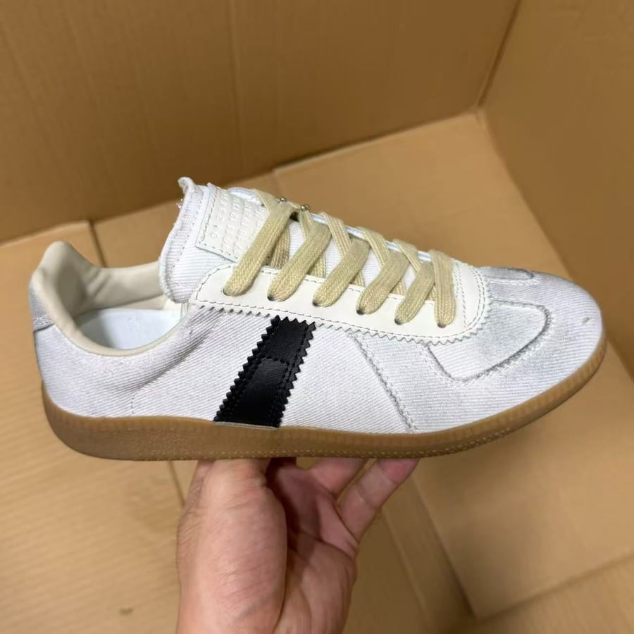 View 4 - White / Grey